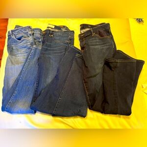 Blue Jeans drop! 3 pairs Medium to dark wash. Boot cut and skinny. size 32.